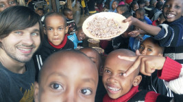 Ve školní jídelně baštíme klasiku macande - což je směs fazolí, kukuřice a často i kamenů... pozor na zuby!